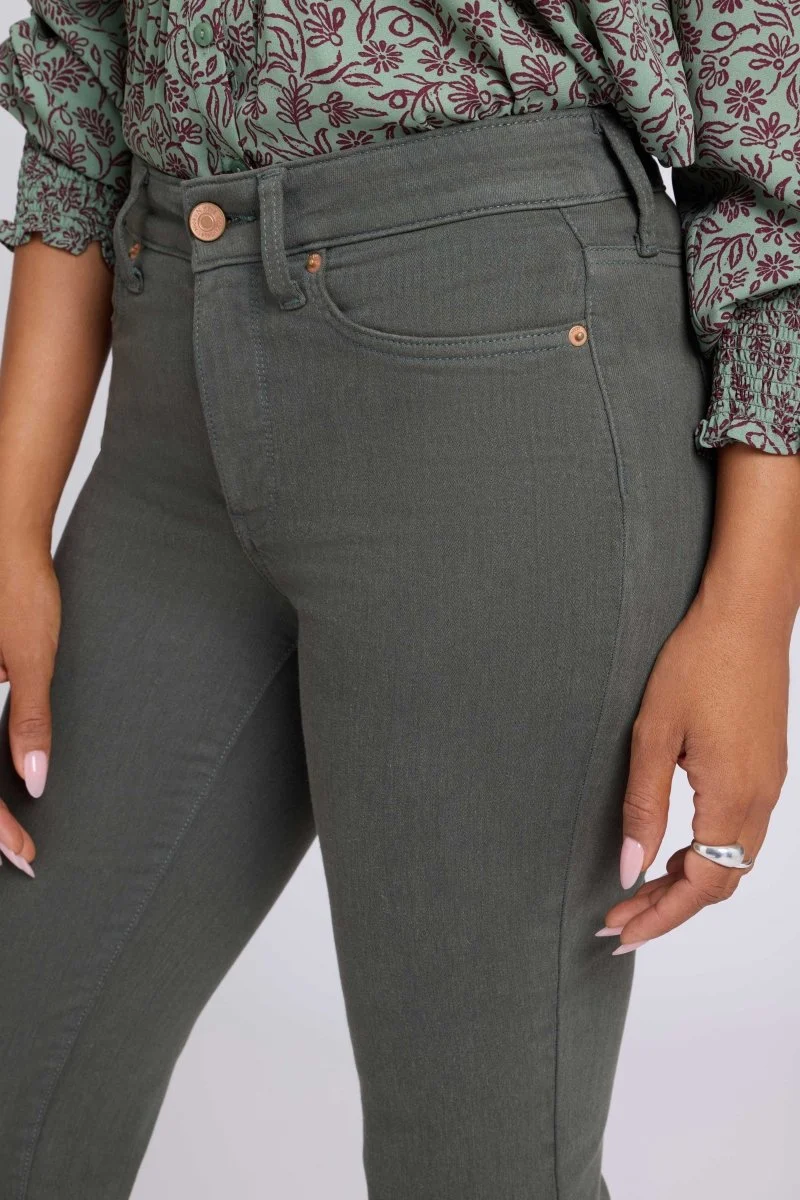 Marilyn Straight Jeans aus Sure Stretch® Denim | True Olive