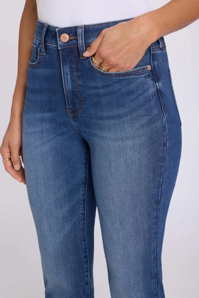Barbara Bootcut Jeans aus Sure Stretch® Denim mit High Waist | Elm