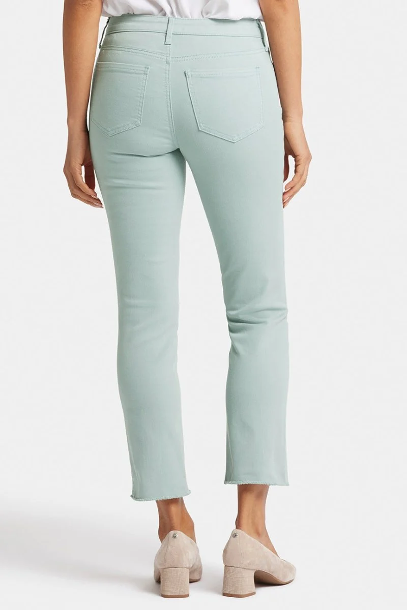 Sheri Slim Knöcheljeans Abgeschnittener Saum Grün Farbiger Denim | Snow Mint
