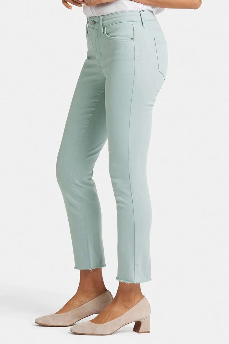 Sheri Slim Knöcheljeans Abgeschnittener Saum Grün Farbiger Denim | Snow Mint