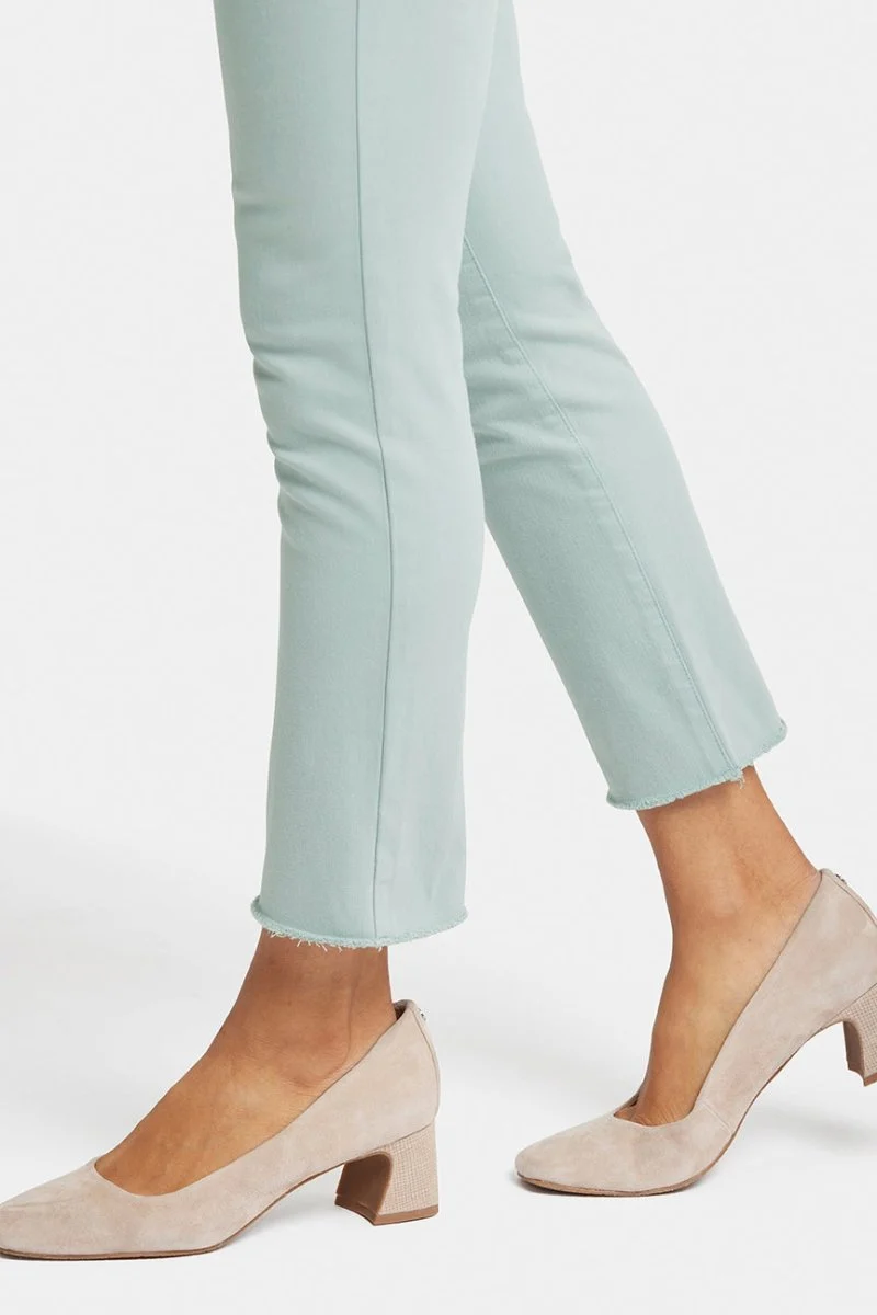 Sheri Slim Knöcheljeans Abgeschnittener Saum Grün Farbiger Denim | Snow Mint