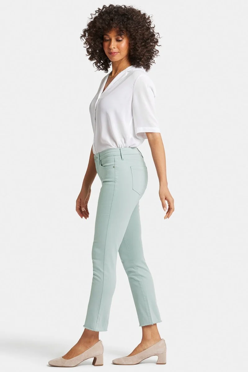 Sheri Slim Knöcheljeans Abgeschnittener Saum Grün Farbiger Denim | Snow Mint
