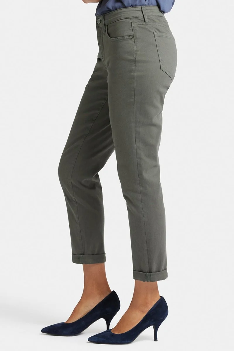 Margot Girlfriend Jeans Grün Farbiger Denim | Vine Leaf