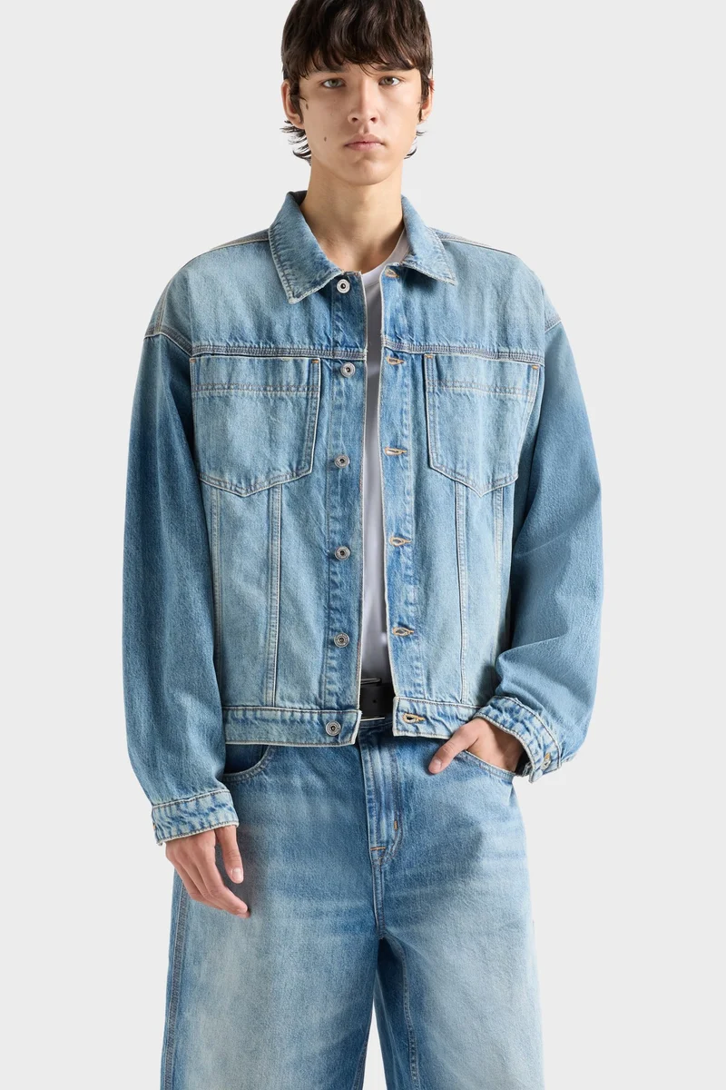 RELAXED TRUCKER JACKET in Denim Mount