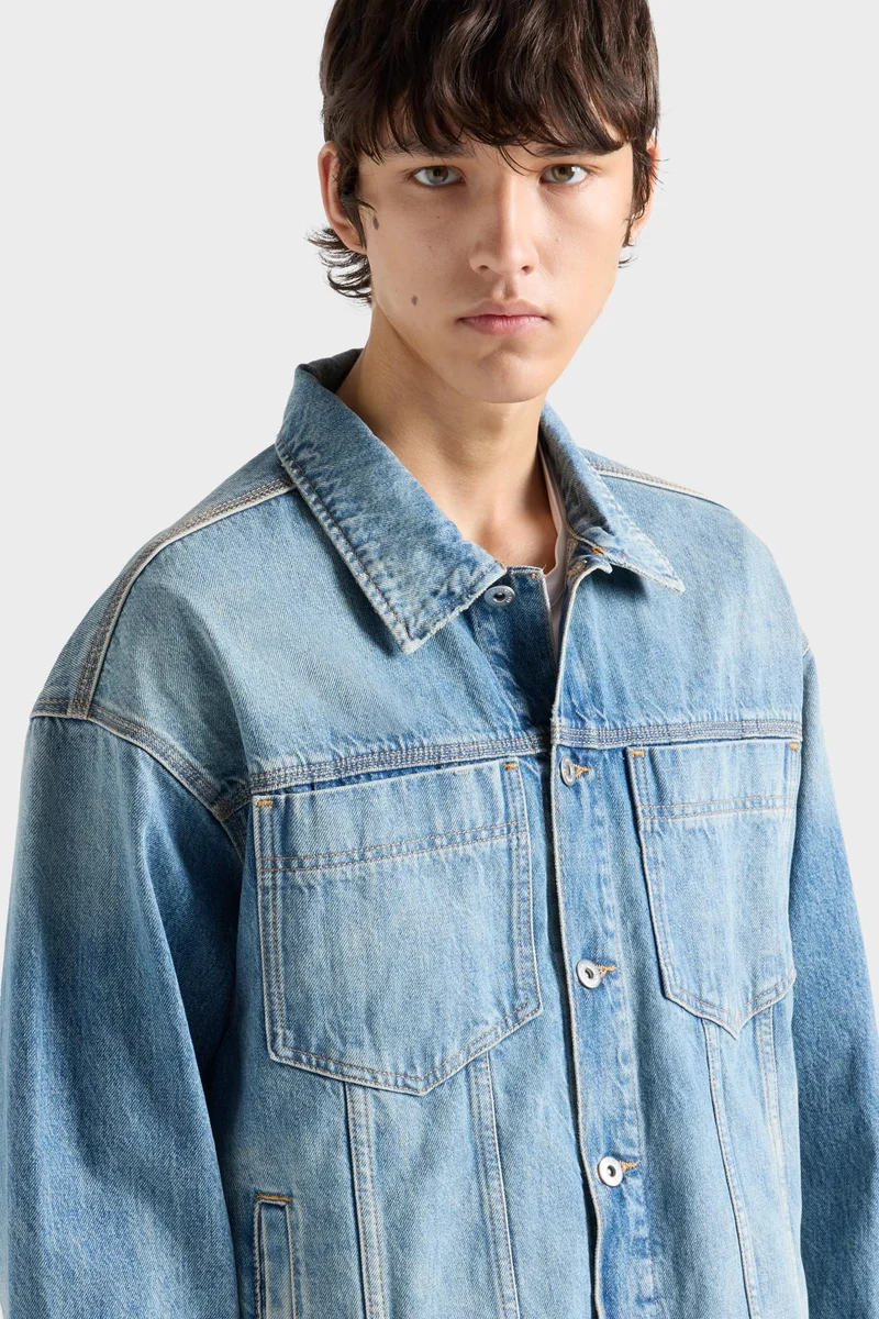 RELAXED TRUCKER JACKET in Denim Mount