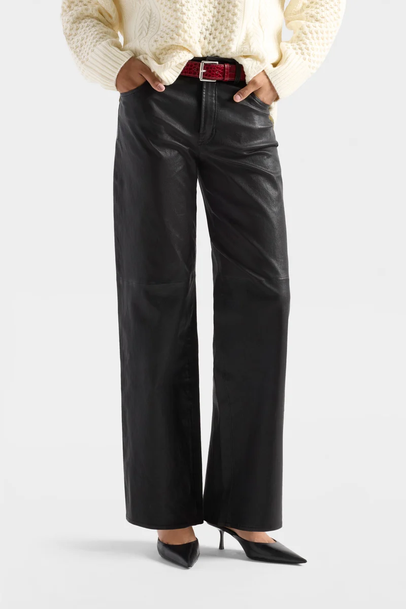 STOVEPIPE STRAIGHT in Leather Black