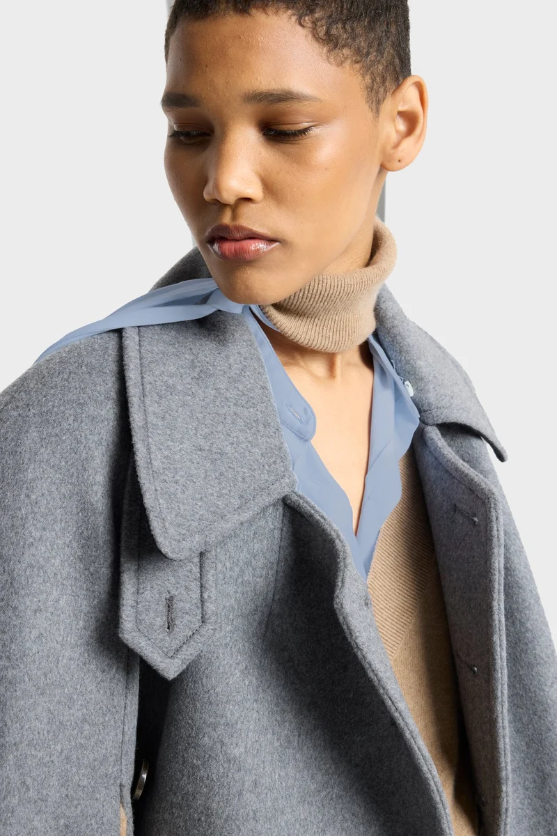 LARGE RIB V-NECK SWEATER in Cashmere Sandcastle