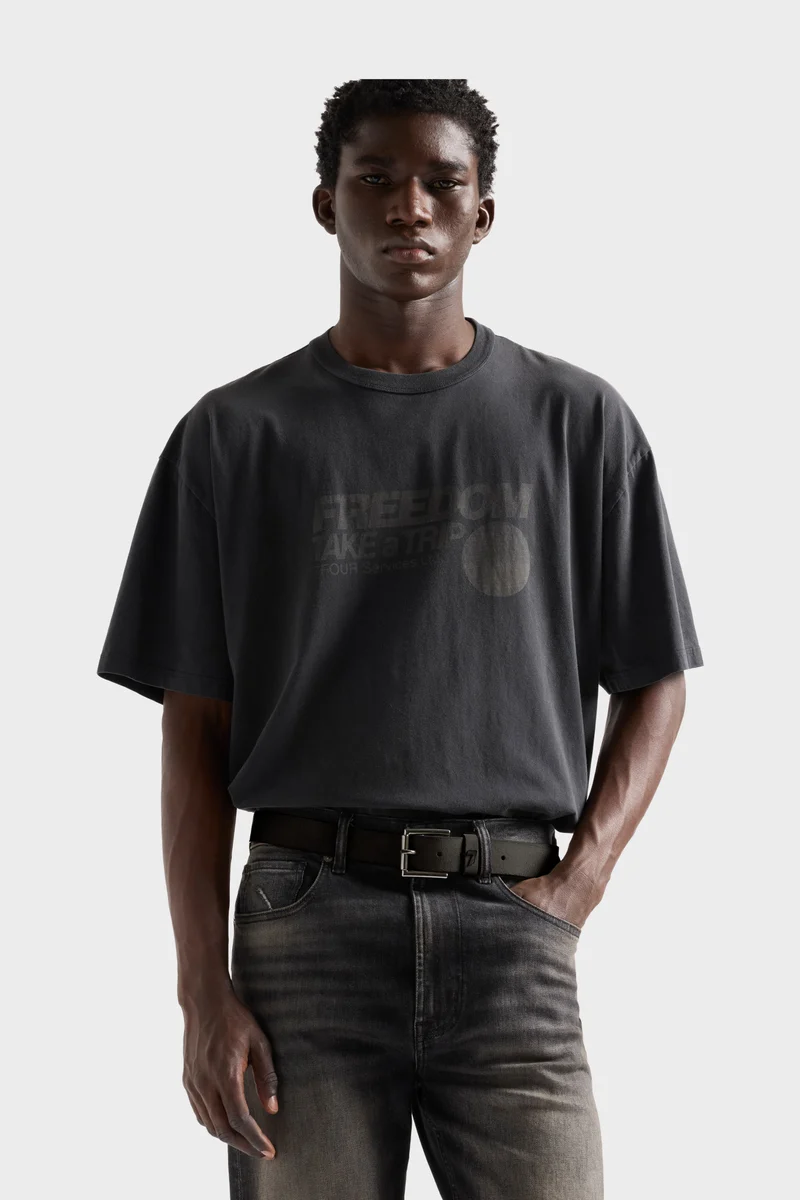 SHORT SLEEVE GRAPHIC TEE in Trip Black
