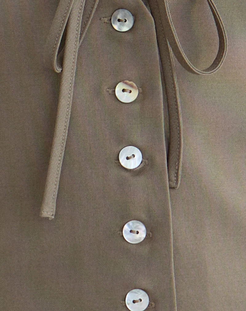 Miyuki-Top mit Bindeband vorne und Neckholder-Ausschnitt in Tailoring Dark Beige
