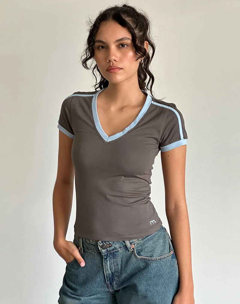 Izolde Baby Tee in Cloudburst mit Nantucket Blue Binding und M-Stickerei