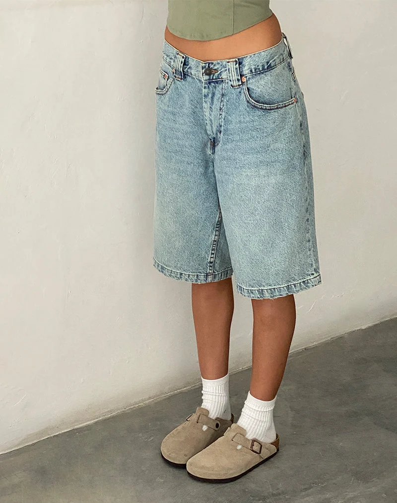 Skater-Shorts aus Denim mit niedriger Leibhöhe in Bleach-Denim