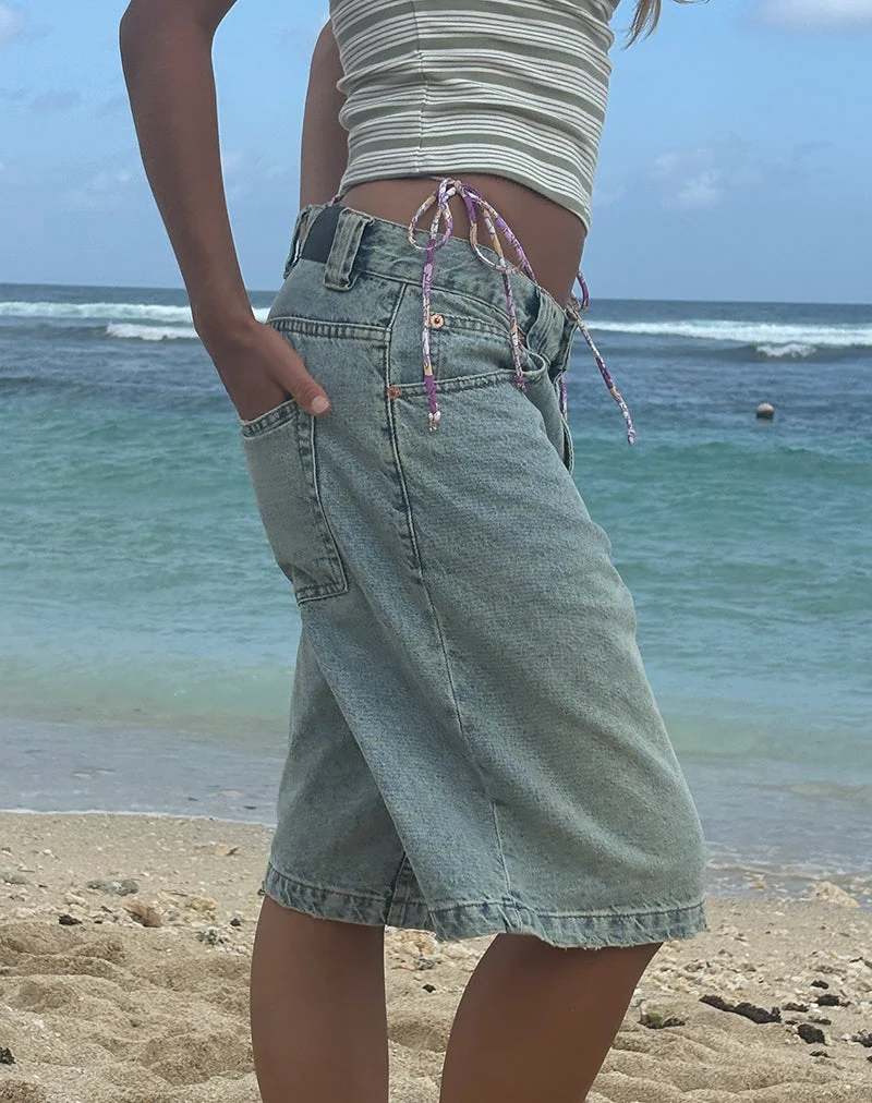 Skater-Shorts aus Denim mit niedriger Leibhöhe in Bleach-Denim