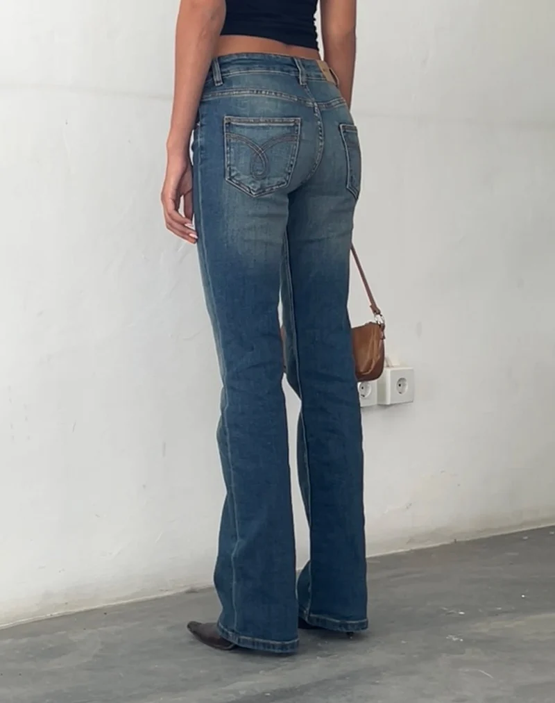 Low Rise Bootleg Jeans in Mid Vintage Blau
