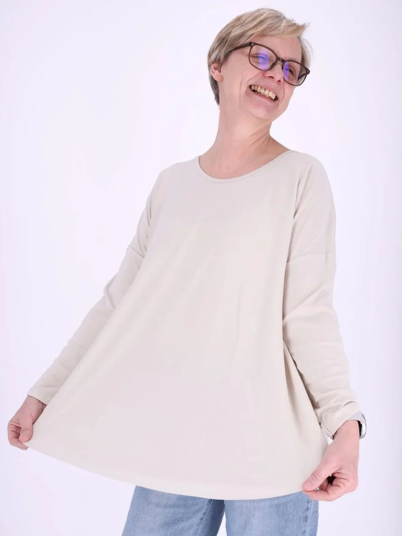 Beiges Damen Shirt mit offenen Kanten – locker & lässig
