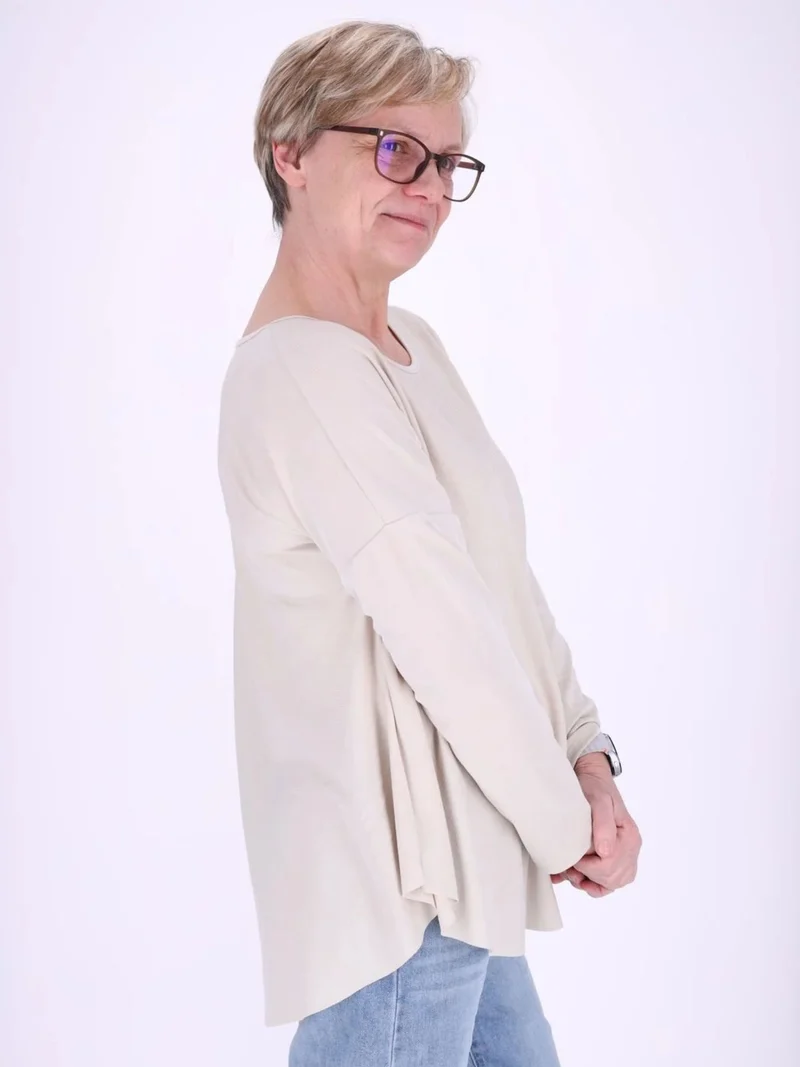 Beiges Damen Shirt mit offenen Kanten – locker & lässig