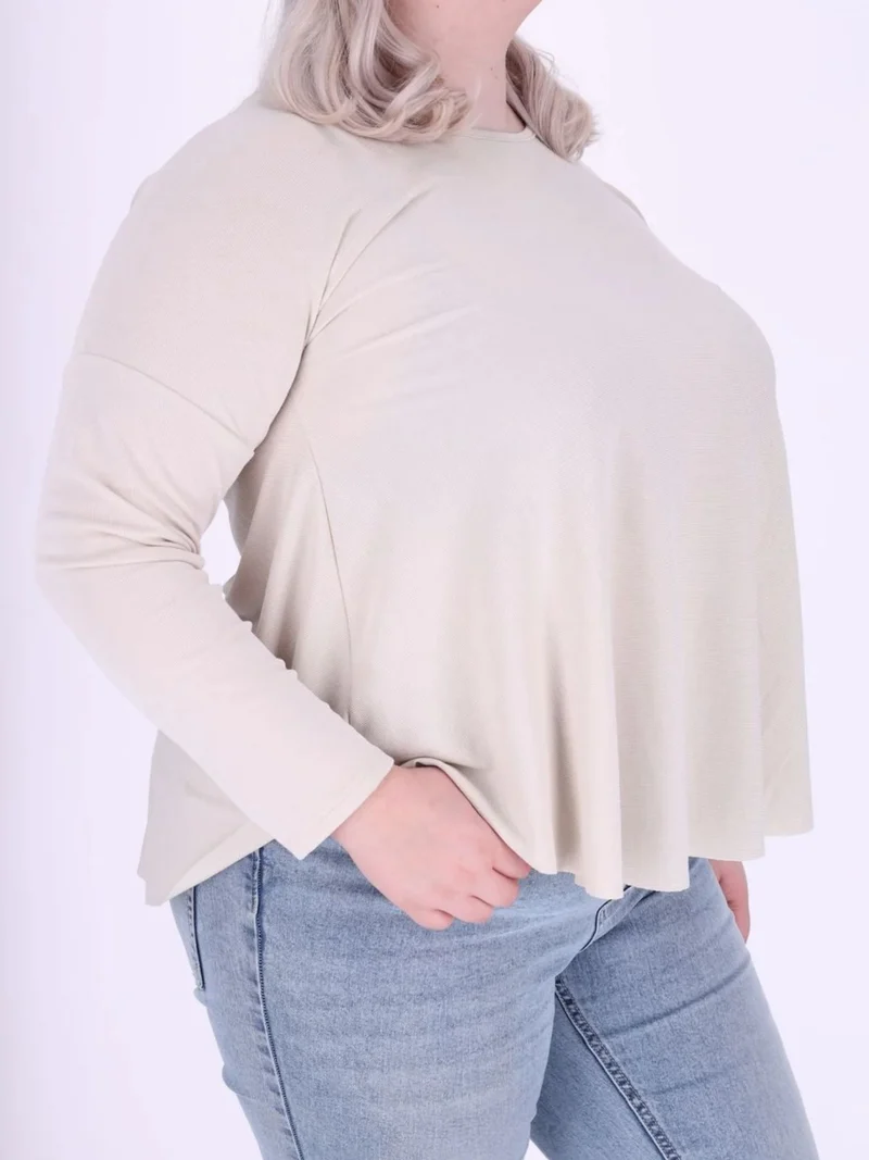 Beiges Damen Shirt mit offenen Kanten – locker & lässig