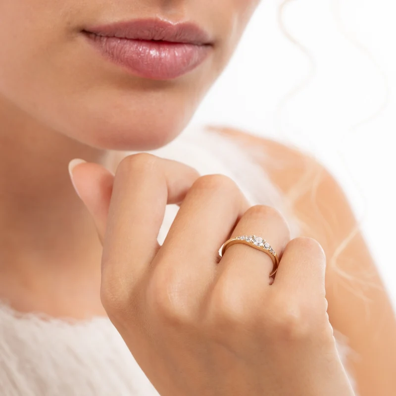 Isabel Bernard Rivoli Esme 14 Karat Gold Stapelring mit Zirkonia-Steinen IB330110-52