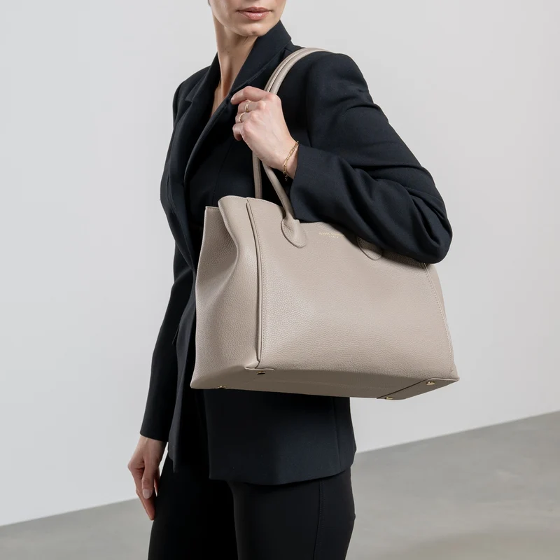 Isabel Bernard Honoré Cloe Taupe Handtasche aus Kalbsleder IB25016