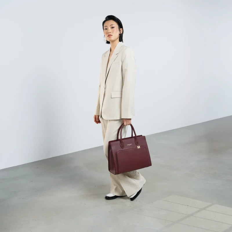 Isabel Bernard Honoré Nadine bordeauxrote Handtasche aus Kalbsleder mit 13-Zoll-Laptopfach IB25110-052-13