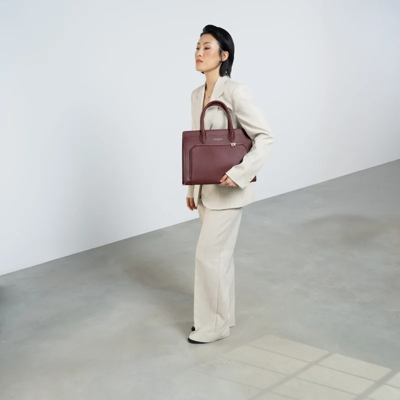 Isabel Bernard Honoré Nadine bordeauxrote Handtasche aus Kalbsleder mit 13-Zoll-Laptopfach IB25110-052-13
