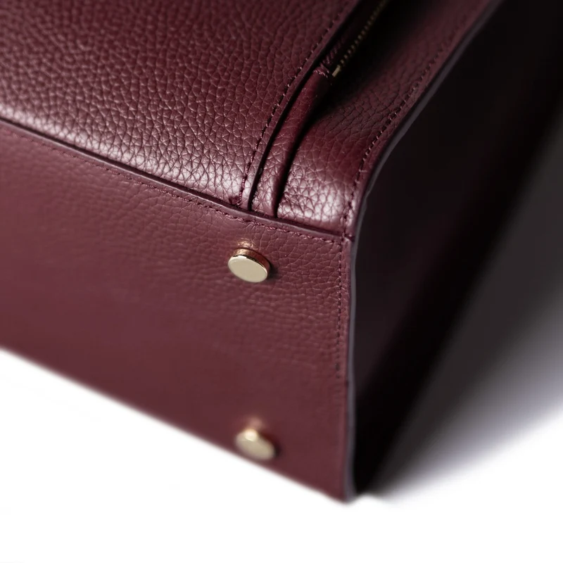 Isabel Bernard Honoré Nadine bordeauxrote Handtasche aus Kalbsleder mit 13-Zoll-Laptopfach IB25110-052-13