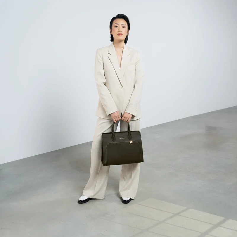 Isabel Bernard Honoré Nadine dunkelbraune Handtasche aus Kalbsleder mit 13-Zoll-Laptopfach IB25110-031-13