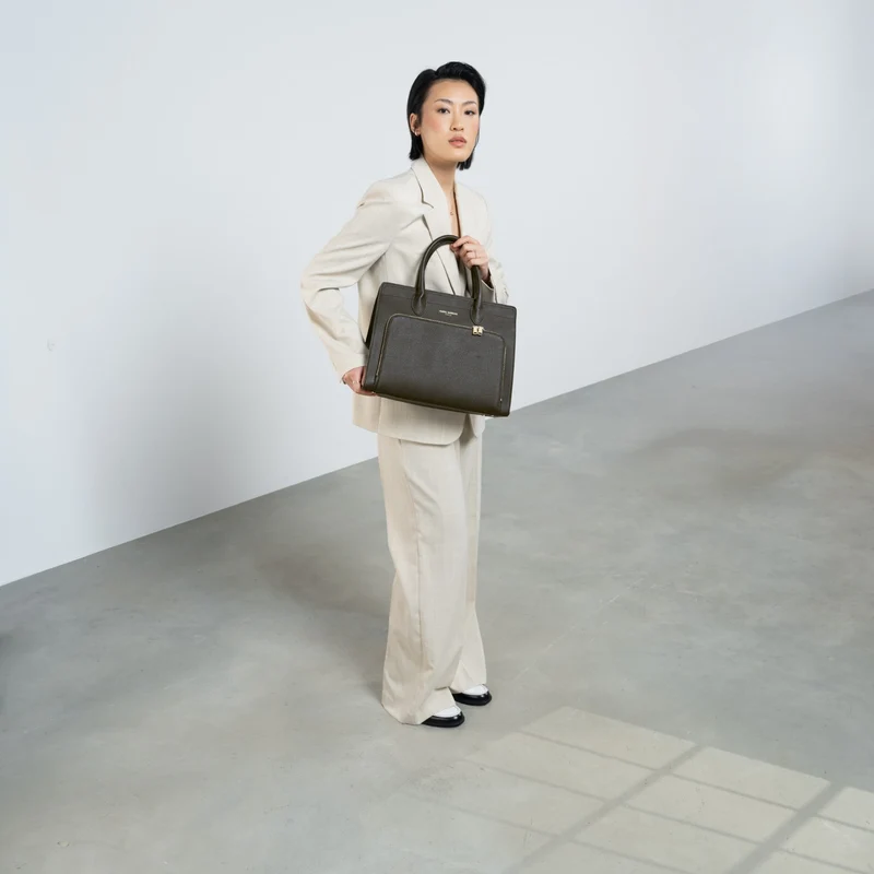 Isabel Bernard Honoré Nadine dunkelbraune Handtasche aus Kalbsleder mit 13-Zoll-Laptopfach IB25110-031-13