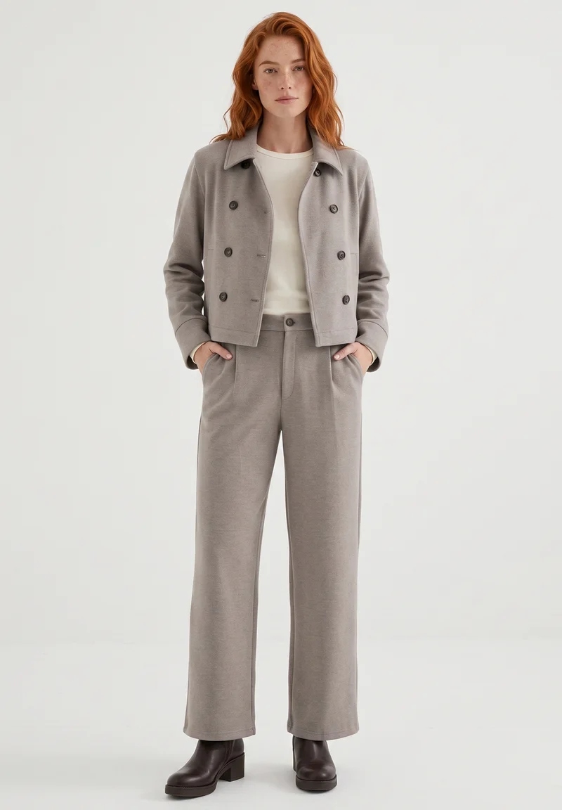 Straight-Hose aus recyceltem Polyester und Bio-Baumwolle