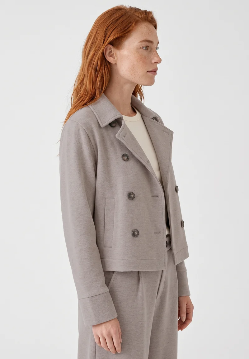 Kurze Jacke aus recyceltem Polyester und Bio-Baumwolle