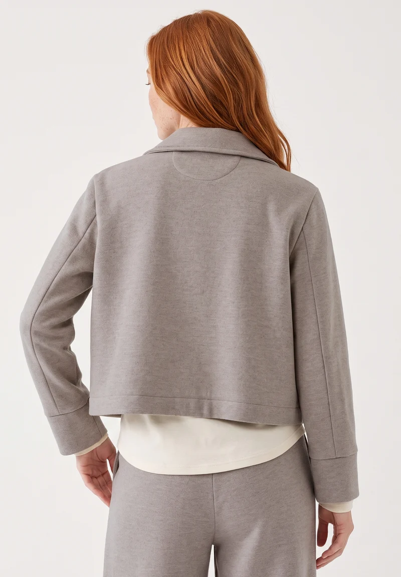 Kurze Jacke aus recyceltem Polyester und Bio-Baumwolle