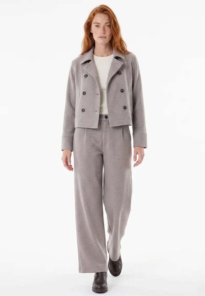 Kurze Jacke aus recyceltem Polyester und Bio-Baumwolle