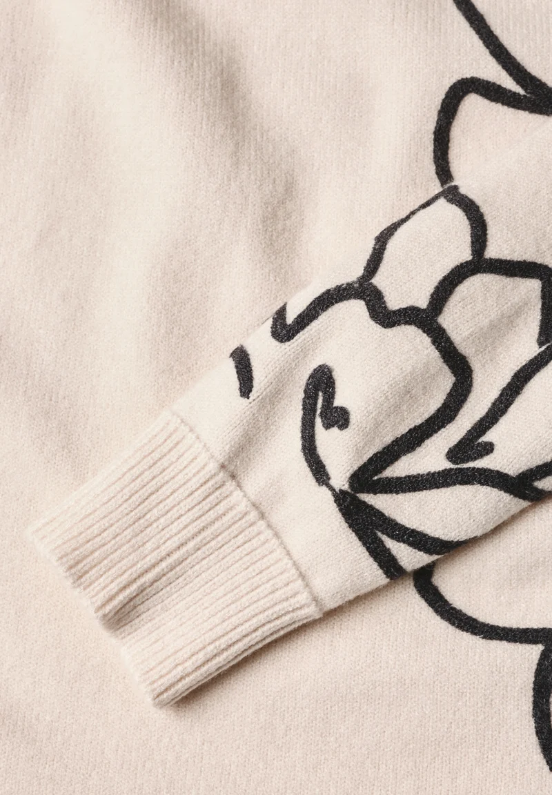 Sweater with flower, creamed sand mel.