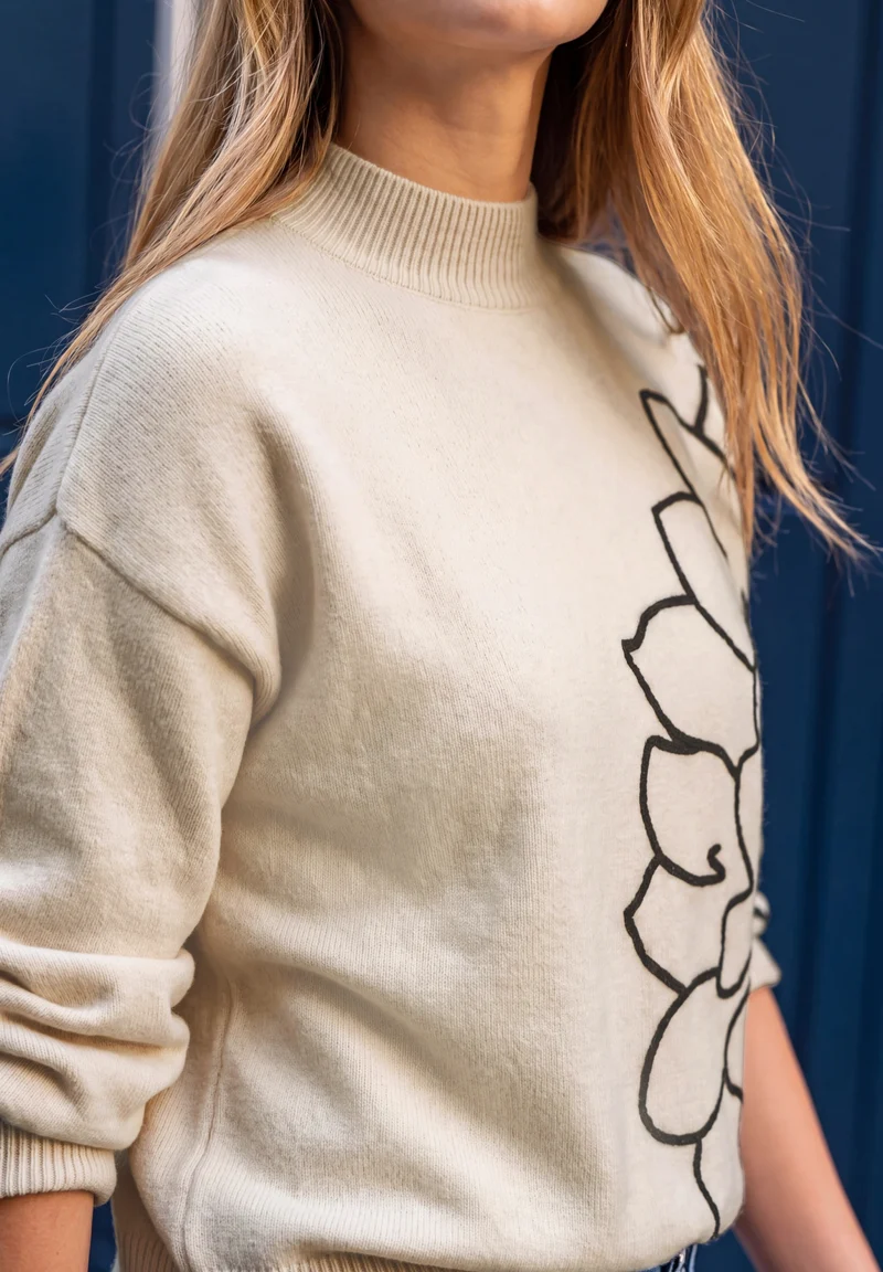 Sweater with flower, creamed sand mel.