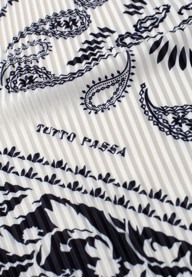Studio_ Pleated Nicki Square, Black