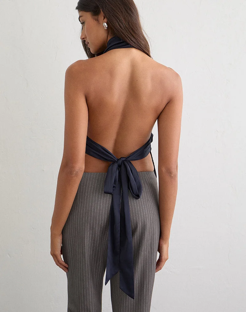 Uliha Cowl-Haltertop mit Bindeband am Rücken aus Satin in Marineblau