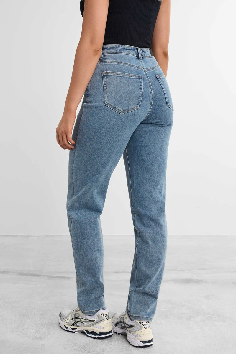 Straight Jeans