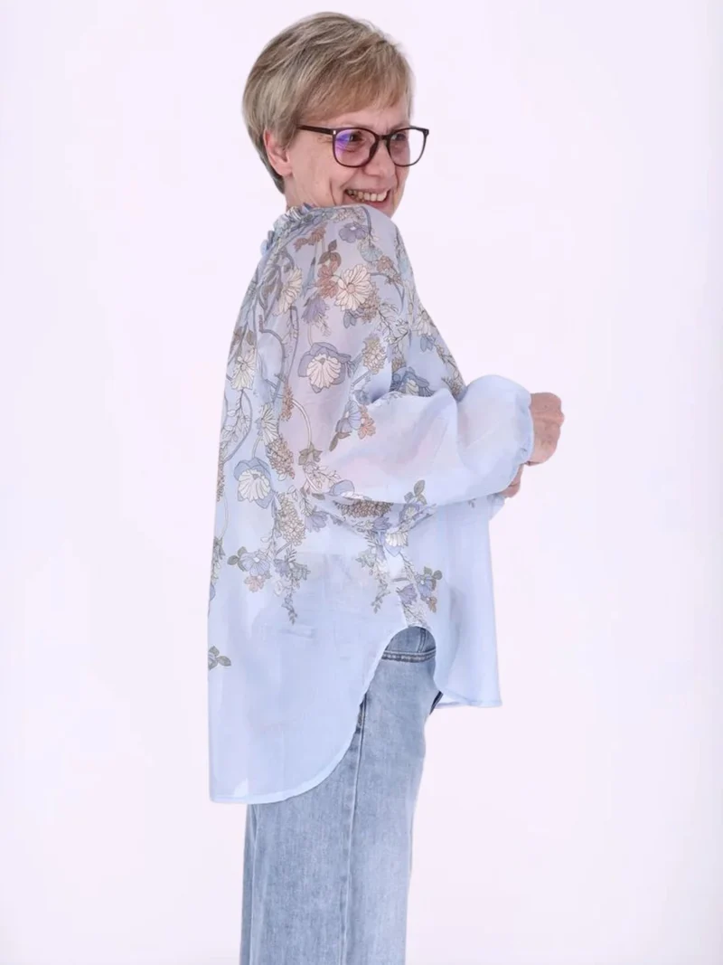 Damen Carmen-Blusenshirt mit floralem Allover-Print aus Baumwolle in Hellblau