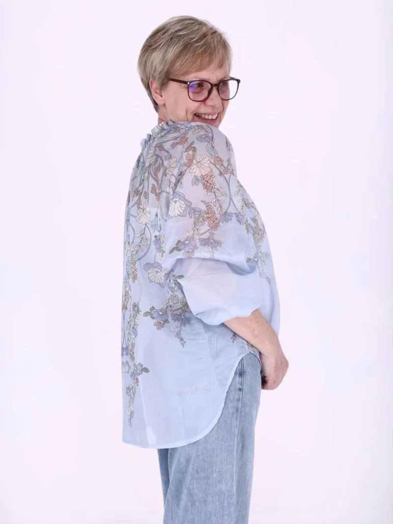Damen Carmen-Blusenshirt mit floralem Allover-Print aus Baumwolle in Hellblau