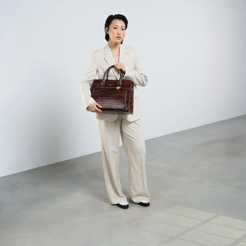 Isabel Bernard Honoré Nadine Kroko braune Handtasche aus Kalbsleder mit 13-Zoll-Laptopfach IB25110-230-13