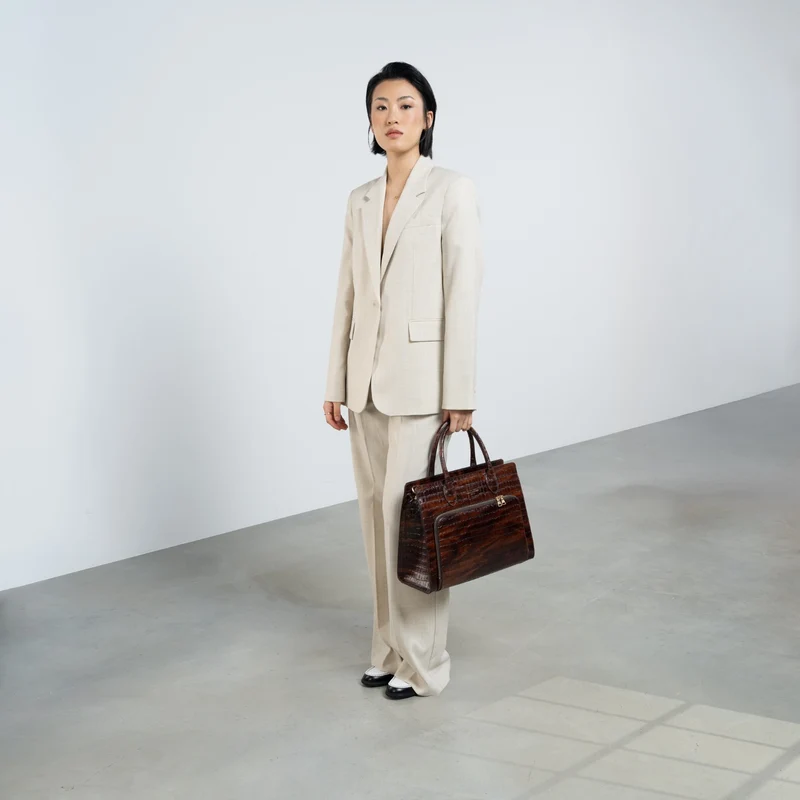 Isabel Bernard Honoré Nadine Kroko braune Handtasche aus Kalbsleder mit 13-Zoll-Laptopfach IB25110-230-13