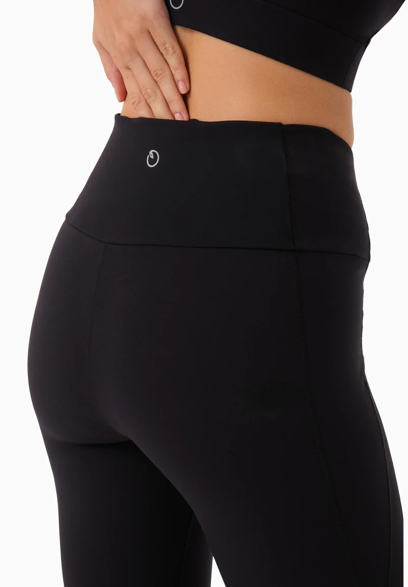 LAILLA | Capri-Leggings aus recyceltem Polyamid