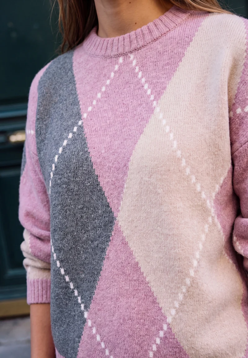 LTD QR Studio_Argyle sweater, pearly rose mel.