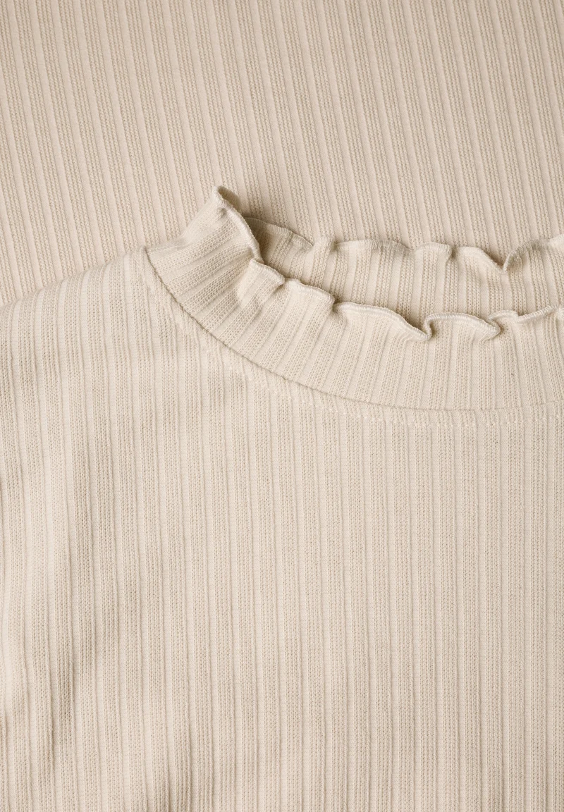 LTD QR_Studio_Turtle neck shir, creamed sand