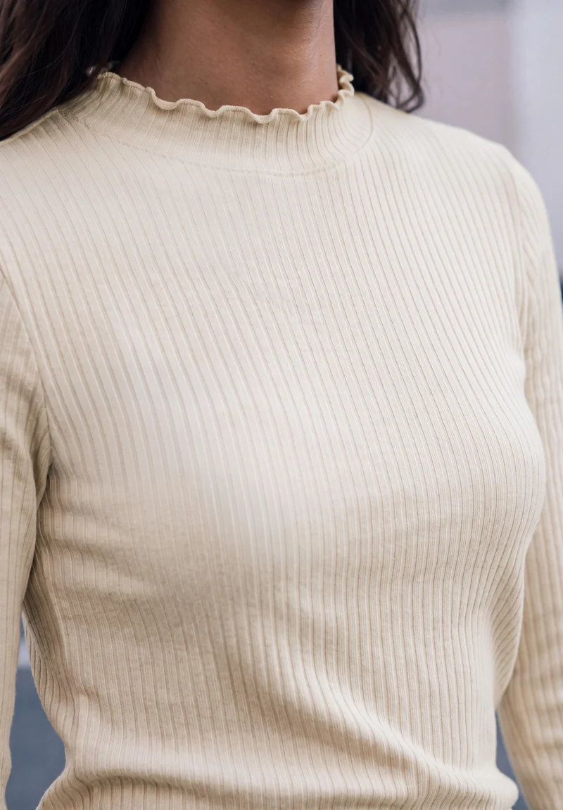 LTD QR_Studio_Turtle neck shir, creamed sand