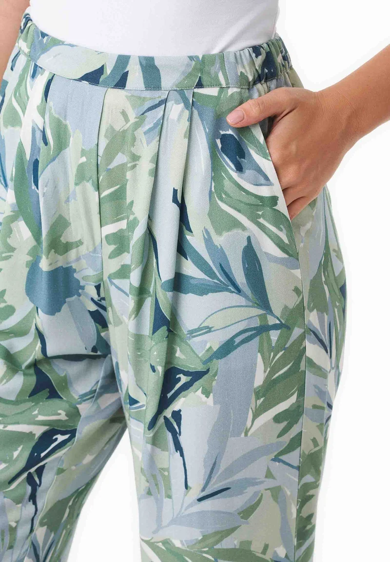Hose aus LENZING™ ECOVERO™ mit Blattmuster