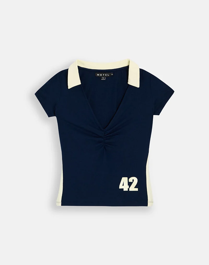 Kufu-Top in Marineblau mit zitronengelbem Kragenbesatz und „42“-Aufdruck