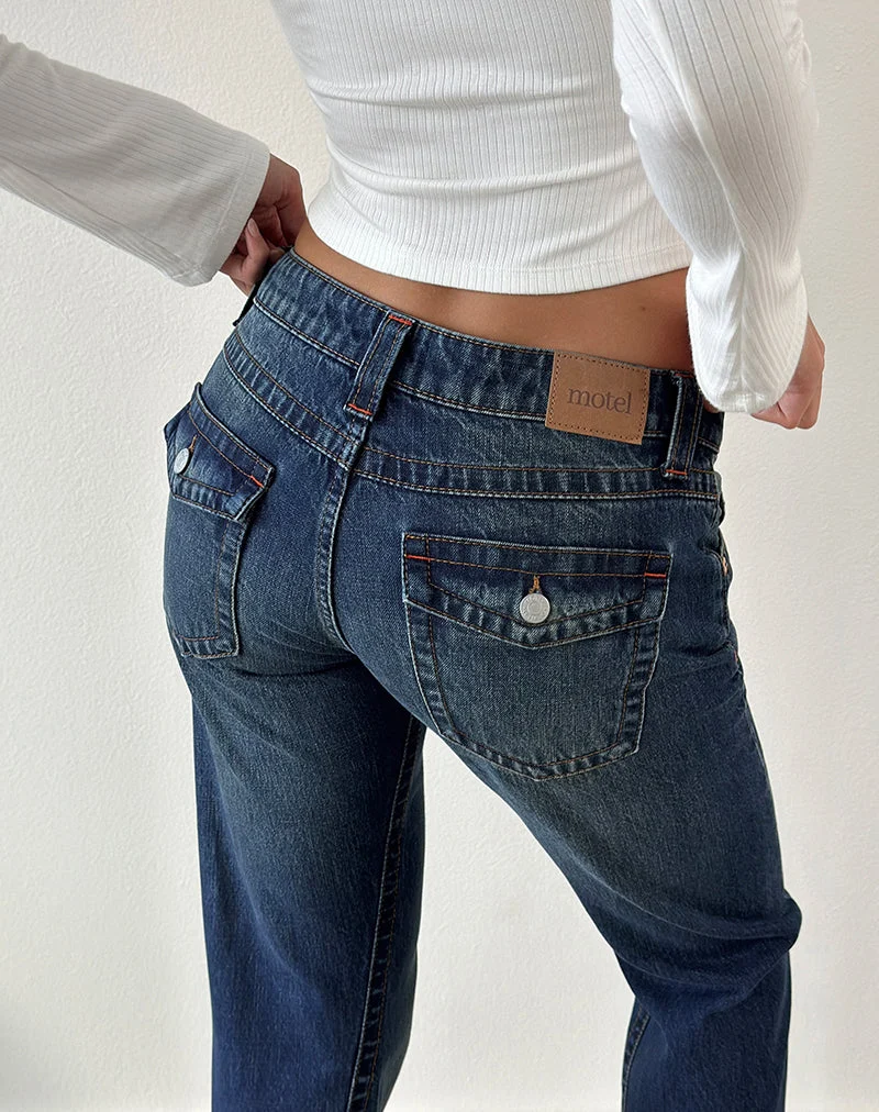 Jeans mit extra niedriger Leibhöhe und gedrehten Nähten in mittlerem Blauton