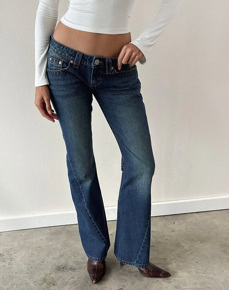 Jeans mit extra niedriger Leibhöhe und gedrehten Nähten in mittlerem Blauton