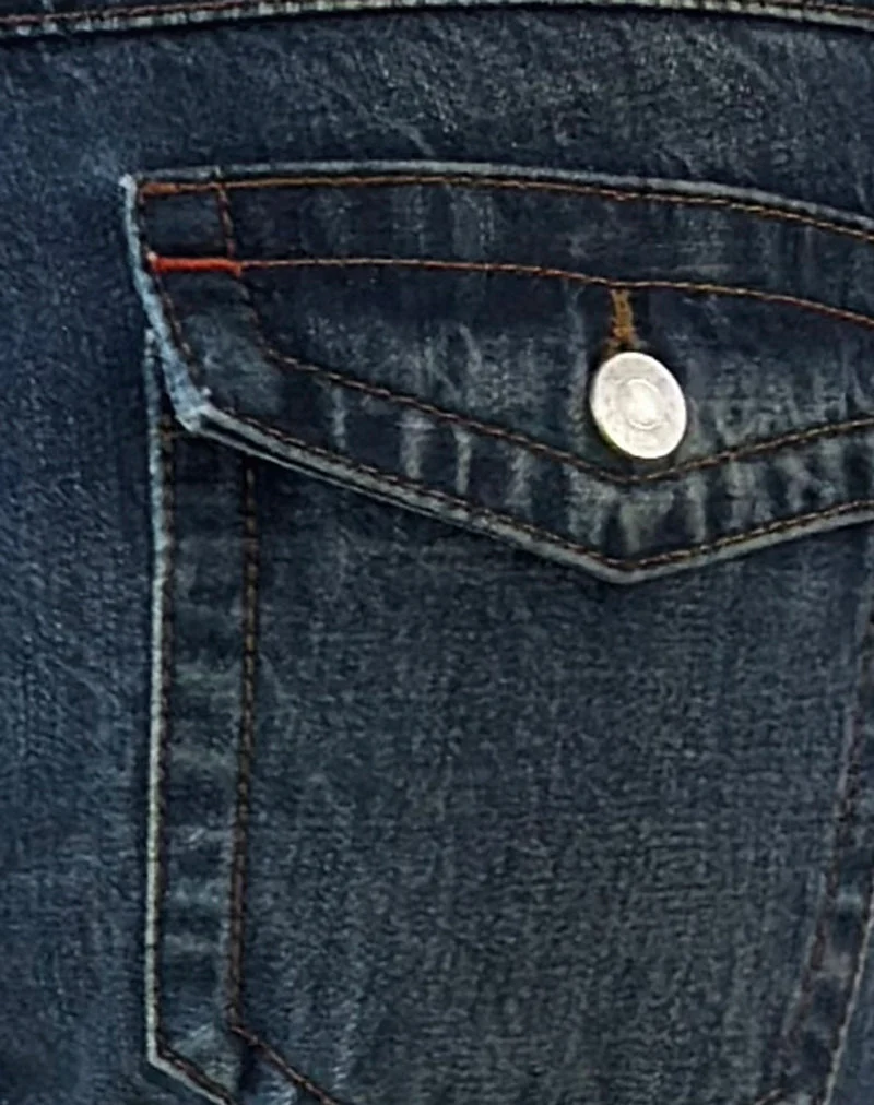 Jeans mit extra niedriger Leibhöhe und gedrehten Nähten in mittlerem Blauton