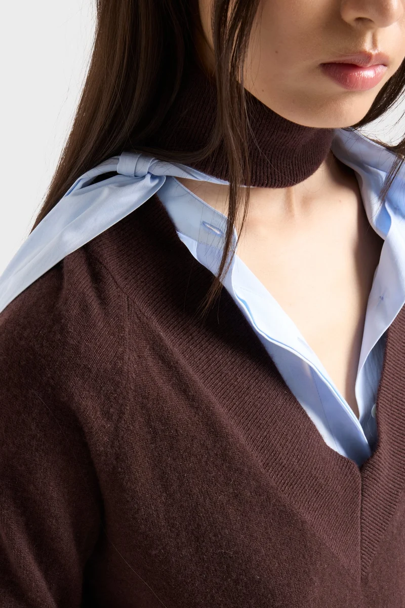 LARGE RIB V-NECK SWEATER in Cashmere Coffee Bean